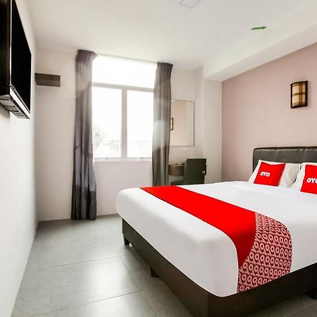 Oyo 89631 988 Hotel جوهر بهرو المظهر الخارجي الصورة