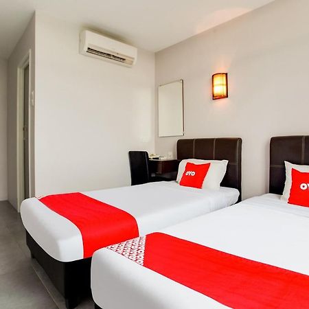 Oyo 89631 988 Hotel جوهر بهرو المظهر الخارجي الصورة