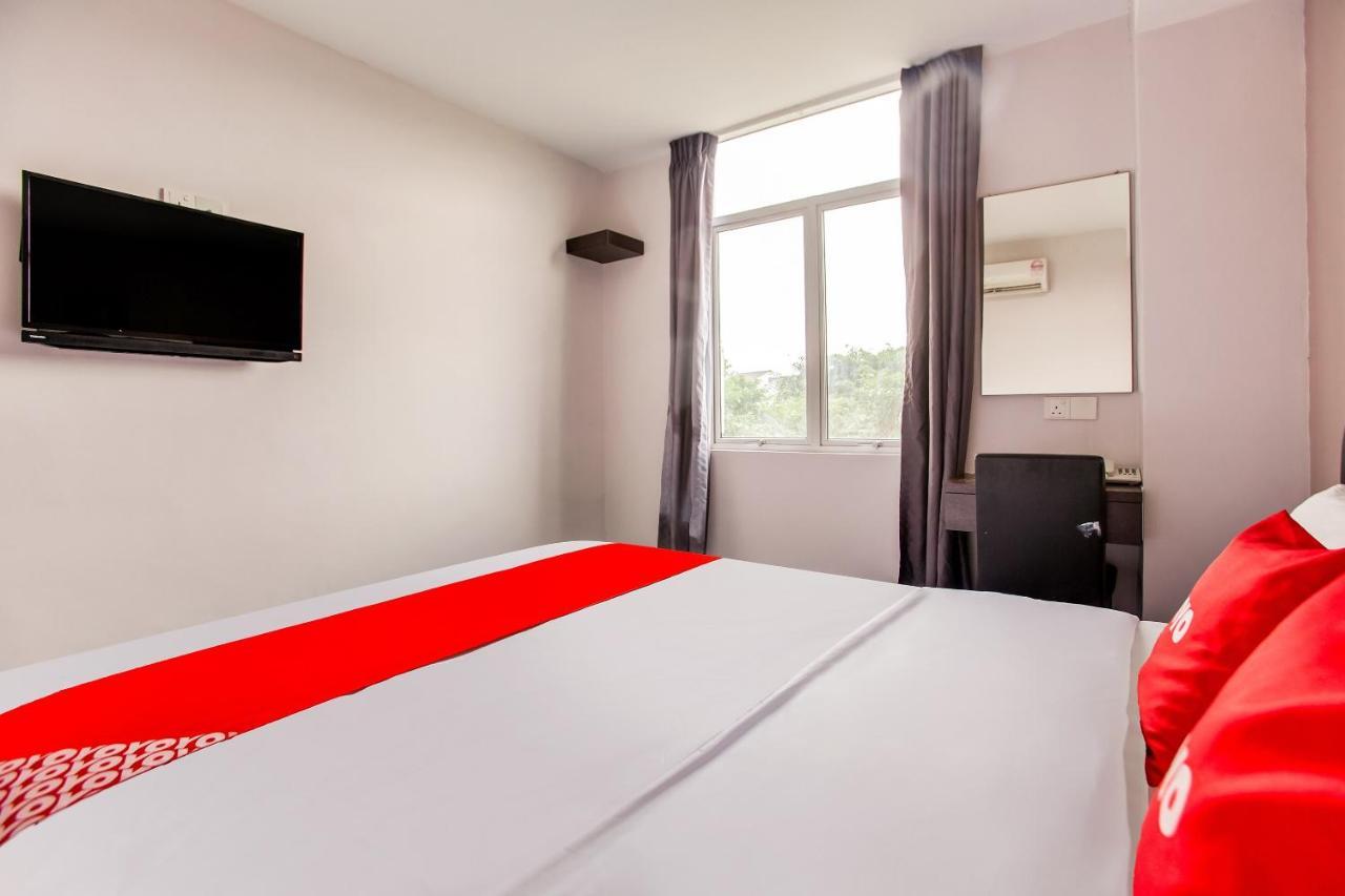 Oyo 89631 988 Hotel جوهر بهرو المظهر الخارجي الصورة