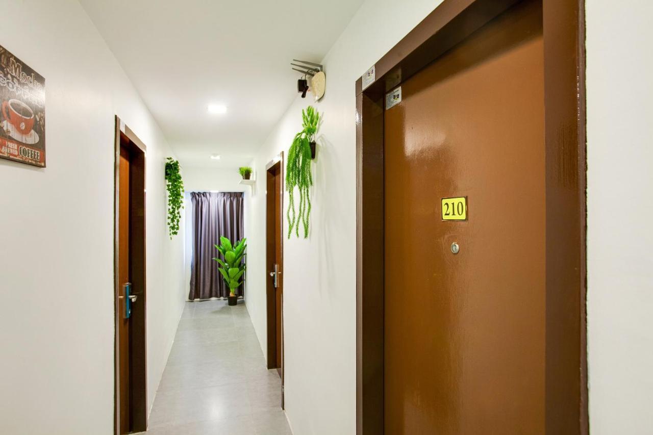 Oyo 89631 988 Hotel جوهر بهرو المظهر الخارجي الصورة