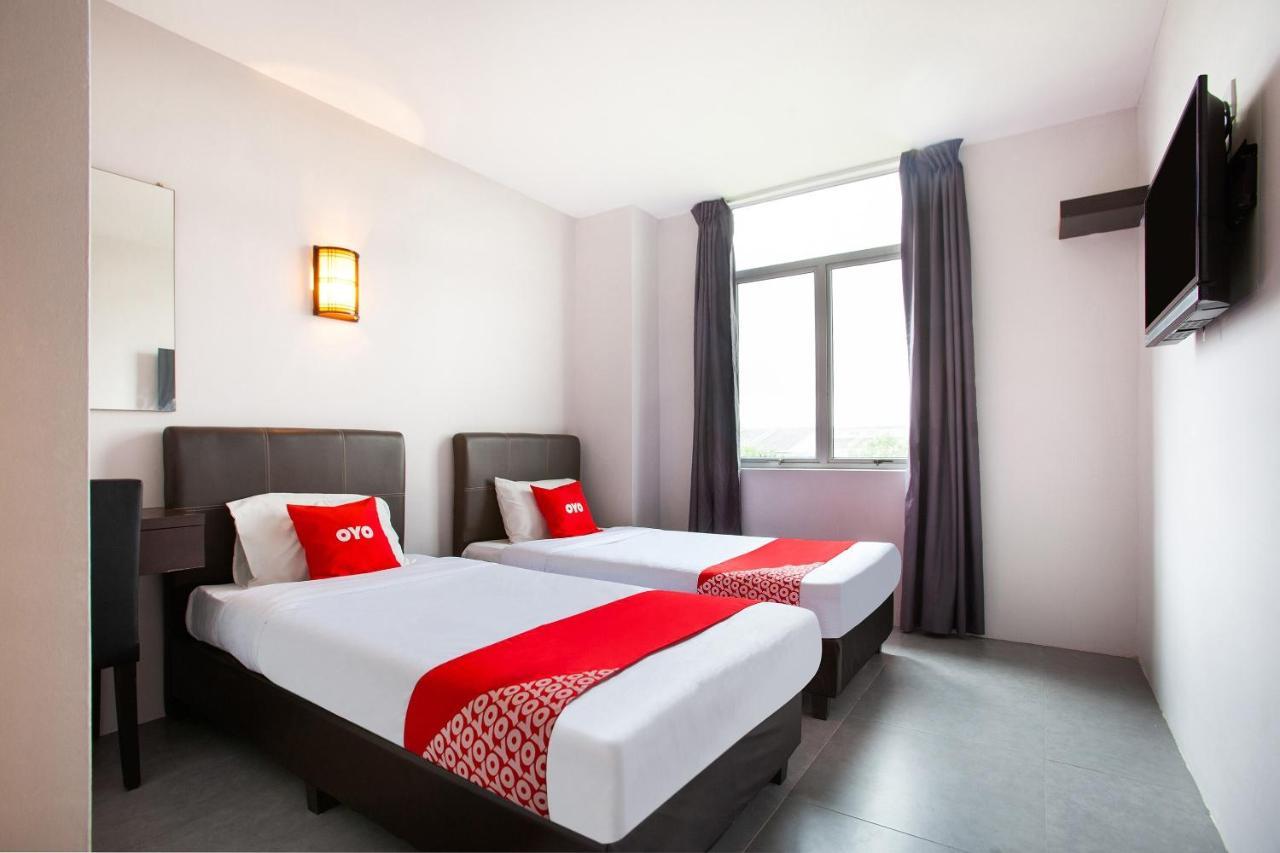 Oyo 89631 988 Hotel جوهر بهرو المظهر الخارجي الصورة