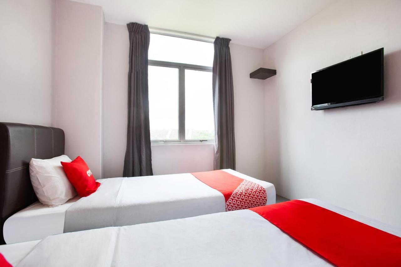 Oyo 89631 988 Hotel جوهر بهرو المظهر الخارجي الصورة