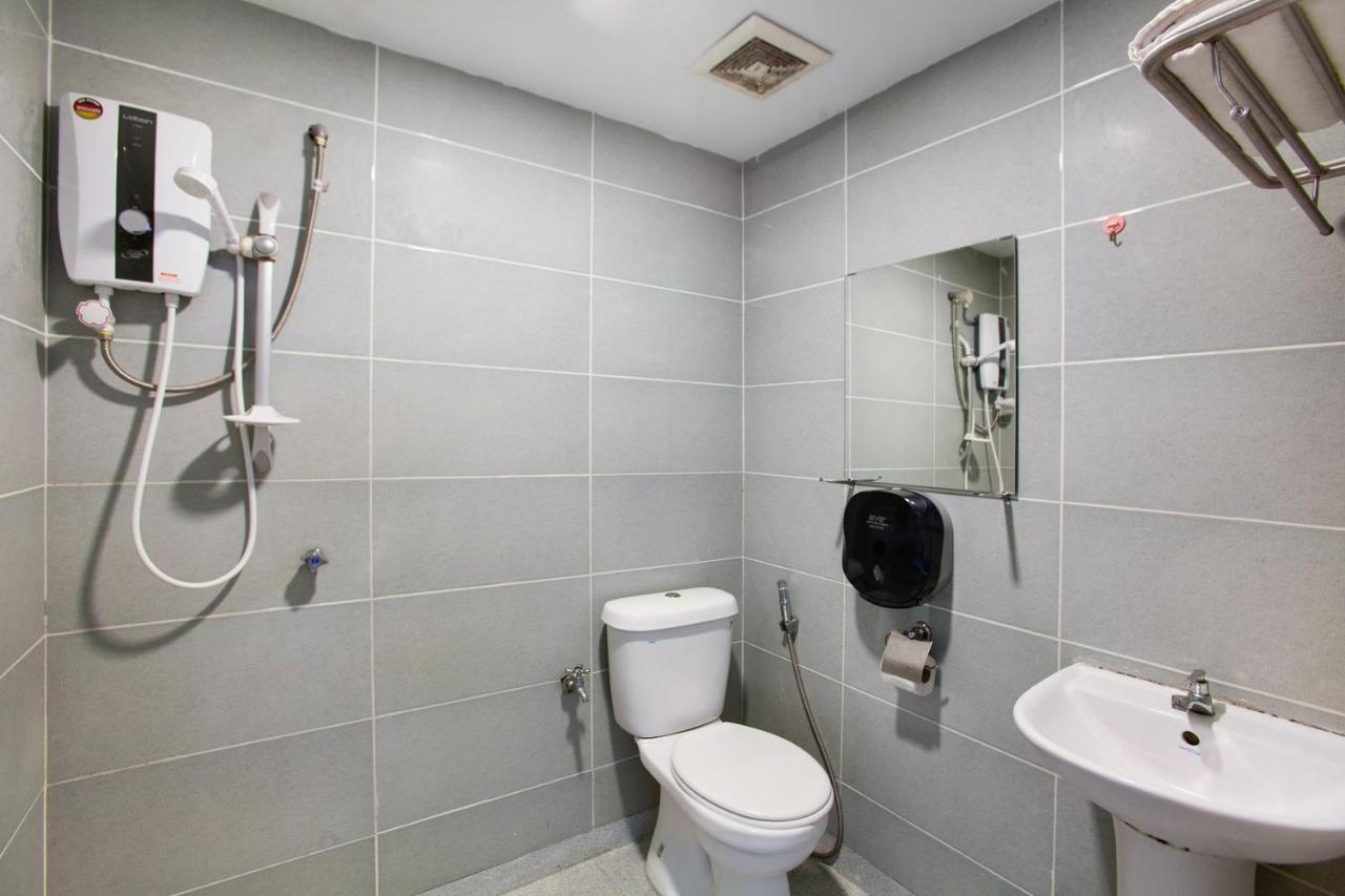 Oyo 89631 988 Hotel جوهر بهرو المظهر الخارجي الصورة