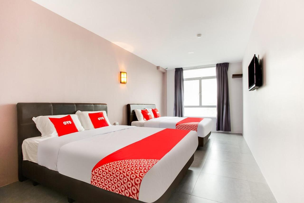Oyo 89631 988 Hotel جوهر بهرو المظهر الخارجي الصورة
